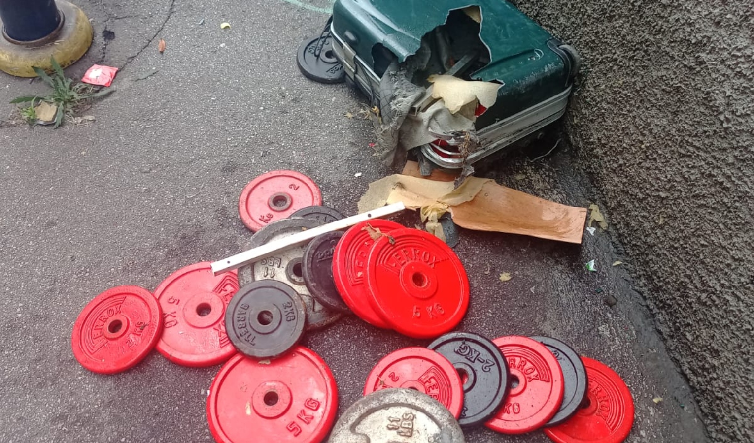 I pesi da palestra all'interno della seconda valigia