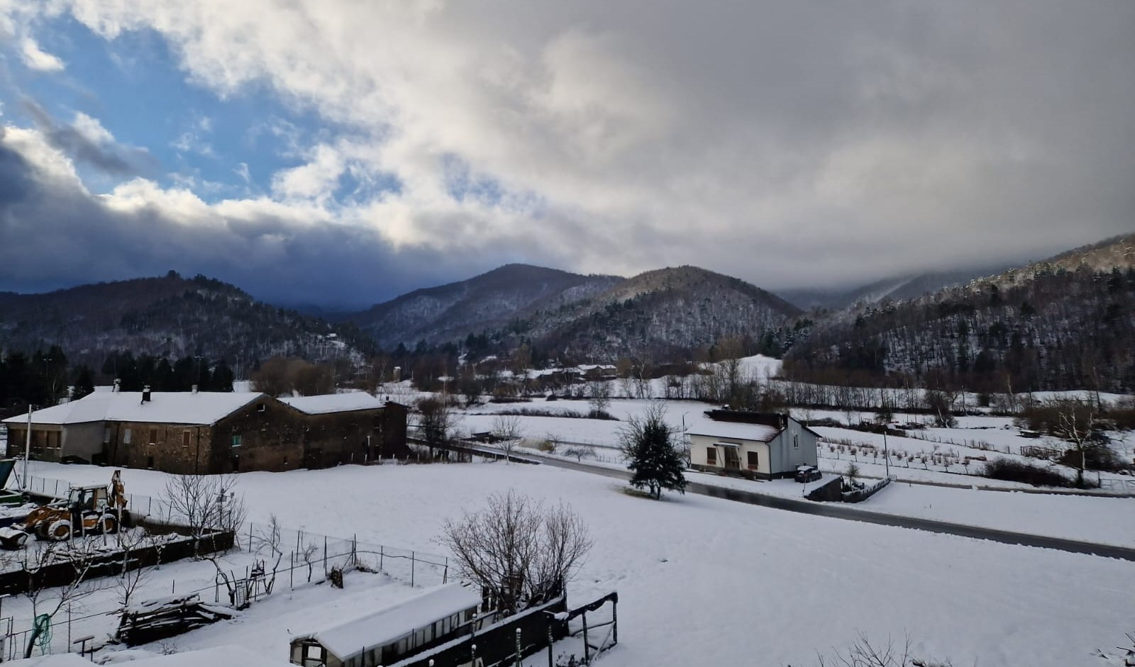Chiusa l'allerta neve nell'entroterra di ponente, continua il vento forte