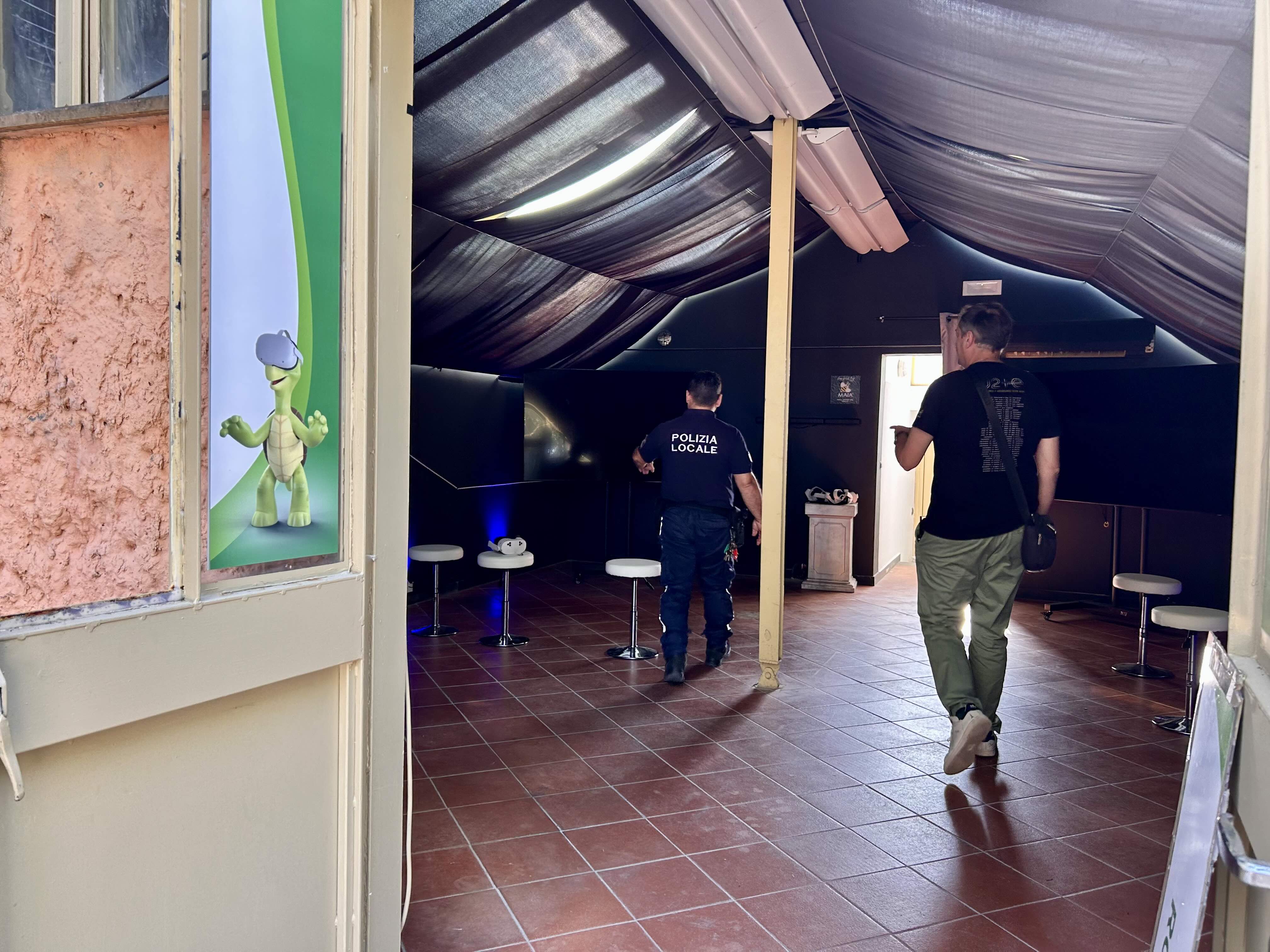 Atto vandalico e furto nel Parco Rocca di Chiavari: rubati visori 3D e tablet, danni a vetri e arredi