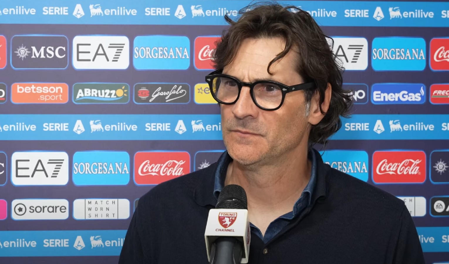 Un uomo con gli occhiali viene intervistato