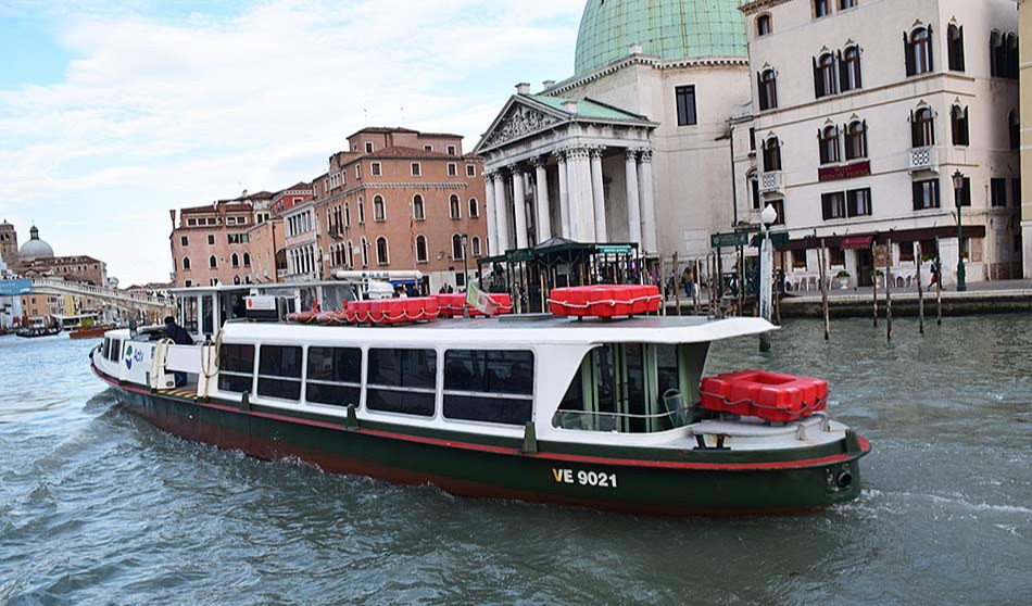 Tifosi del Genoa si arrampicano sul tetto di un vaporetto a Venezia: scatta il daspo