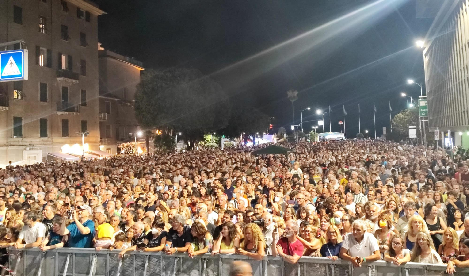 Notte bianca di Varazze, in cinquemila per Bennato