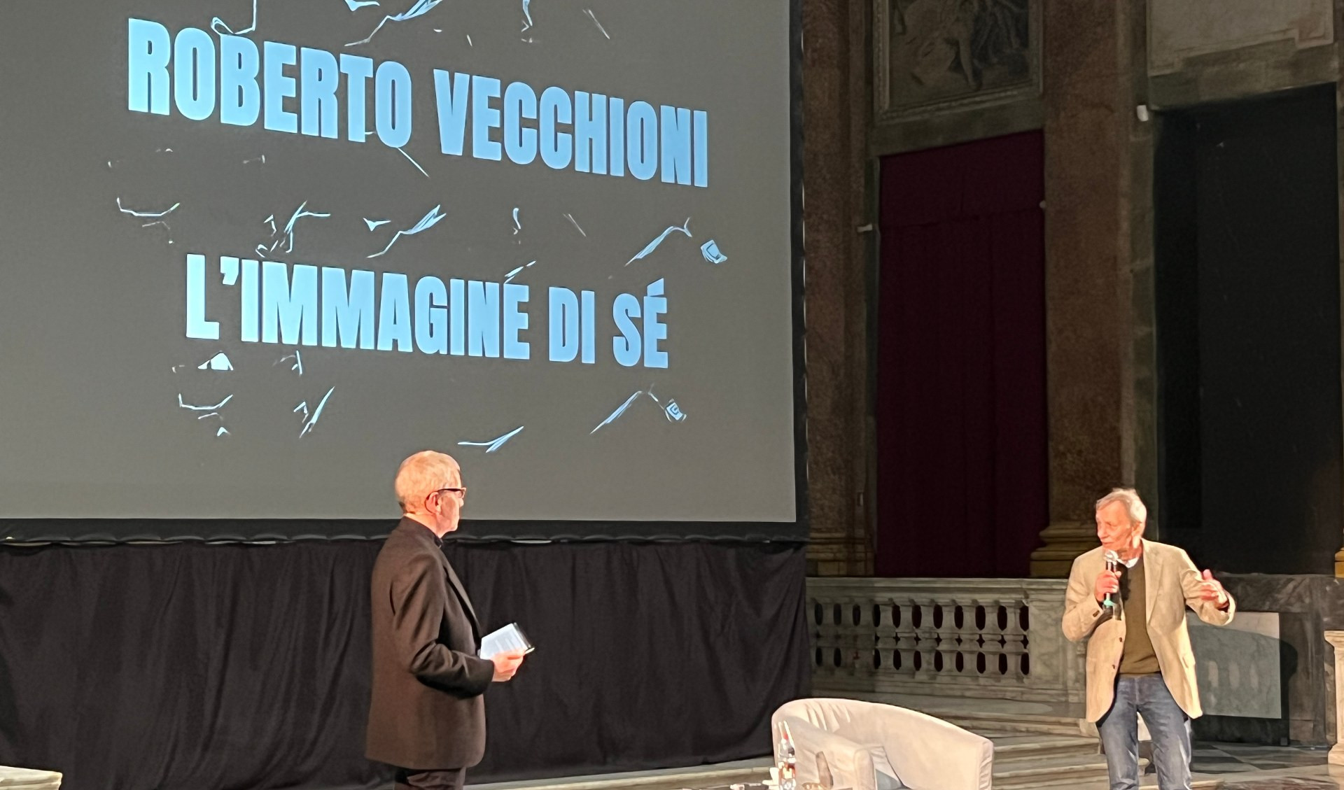 Bagno di folla per Vecchioni al Ducale: 