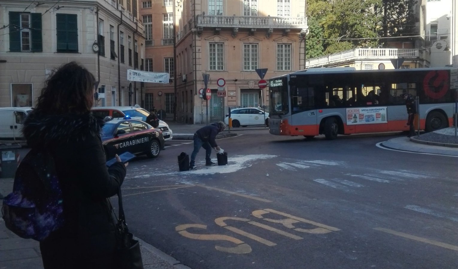 Genova, camion perde vernice in piazza della Nunziata