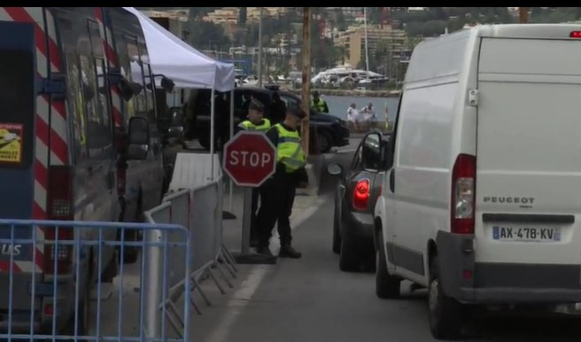 Ventimiglia, i frontalieri ai gendarmi: 