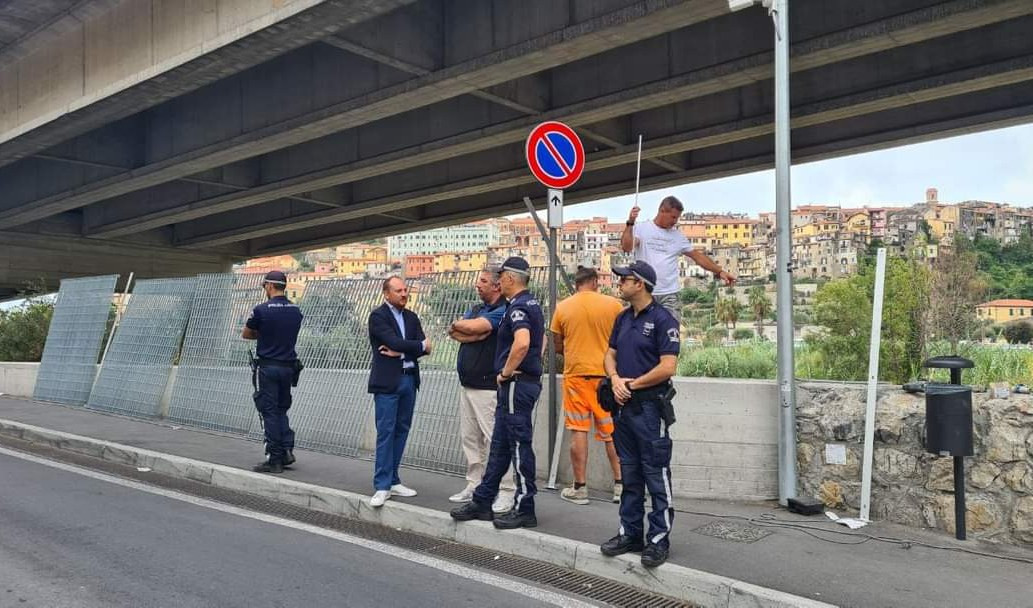 Ventimiglia, installata recinzione per bloccare a migranti accesso al fiume