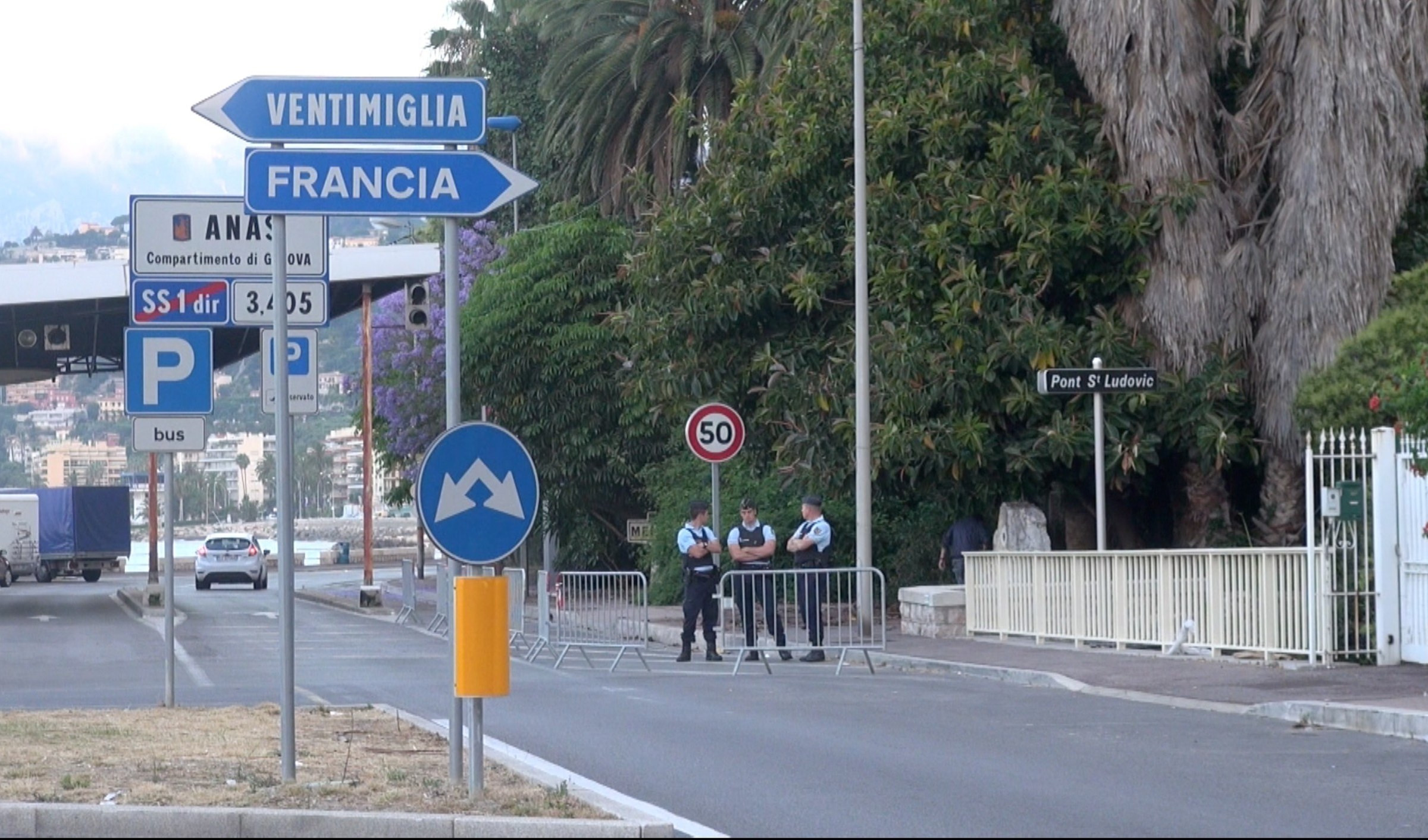   Ventimiglia, esodo di migranti sulla A10 con assalto ai tir fermi in coda
