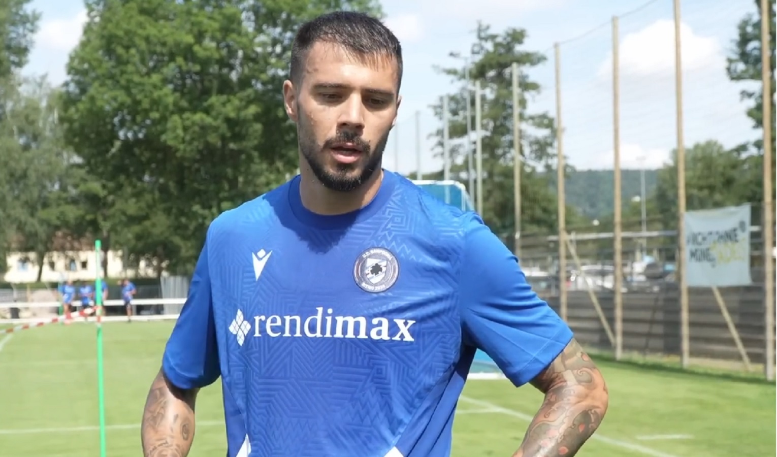 Un uomo in maglietta