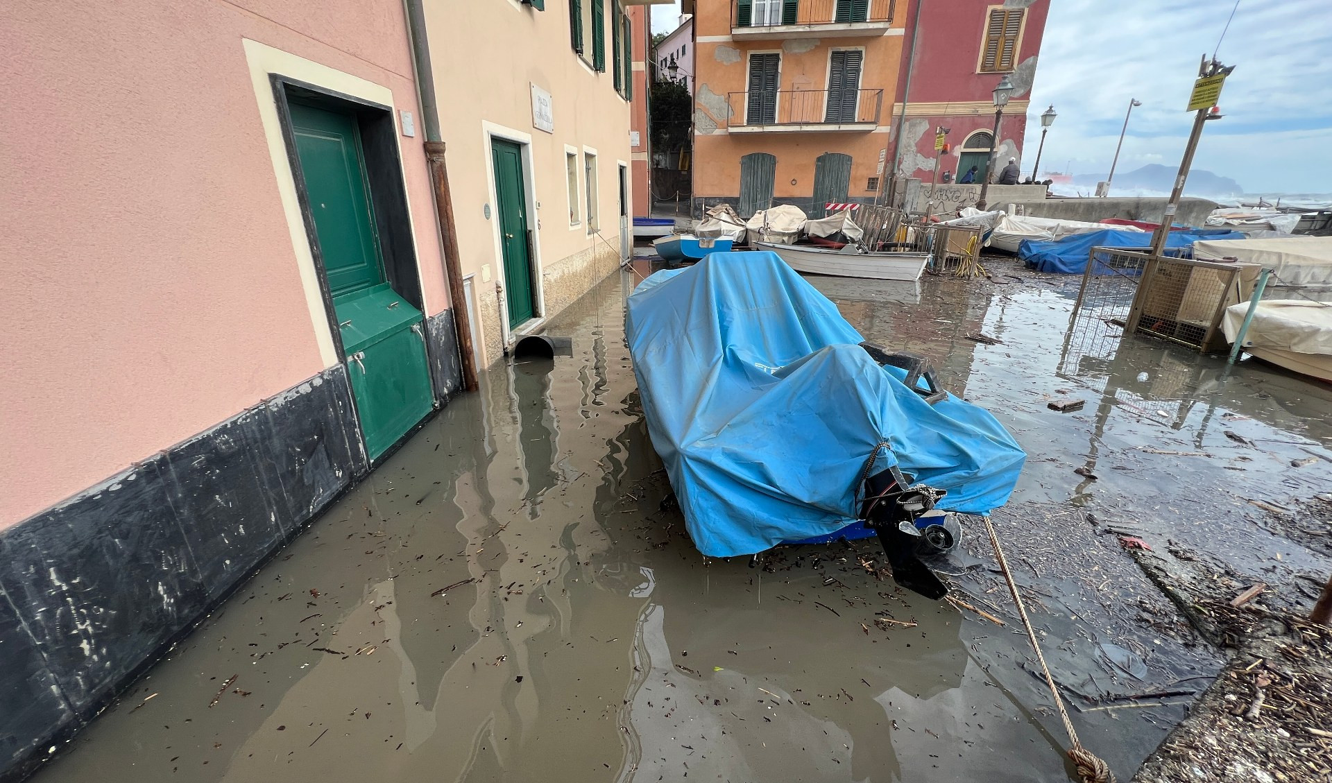 Mareggiata a Genova, i cittadini tornano a richiedere barriere soffolte