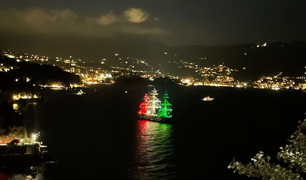 Lo spettacolo del Vespucci nella baia di Portofino