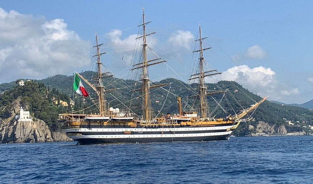 Lo spettacolo dell'Amerigo Vespucci ormeggiato davanti a Portofino