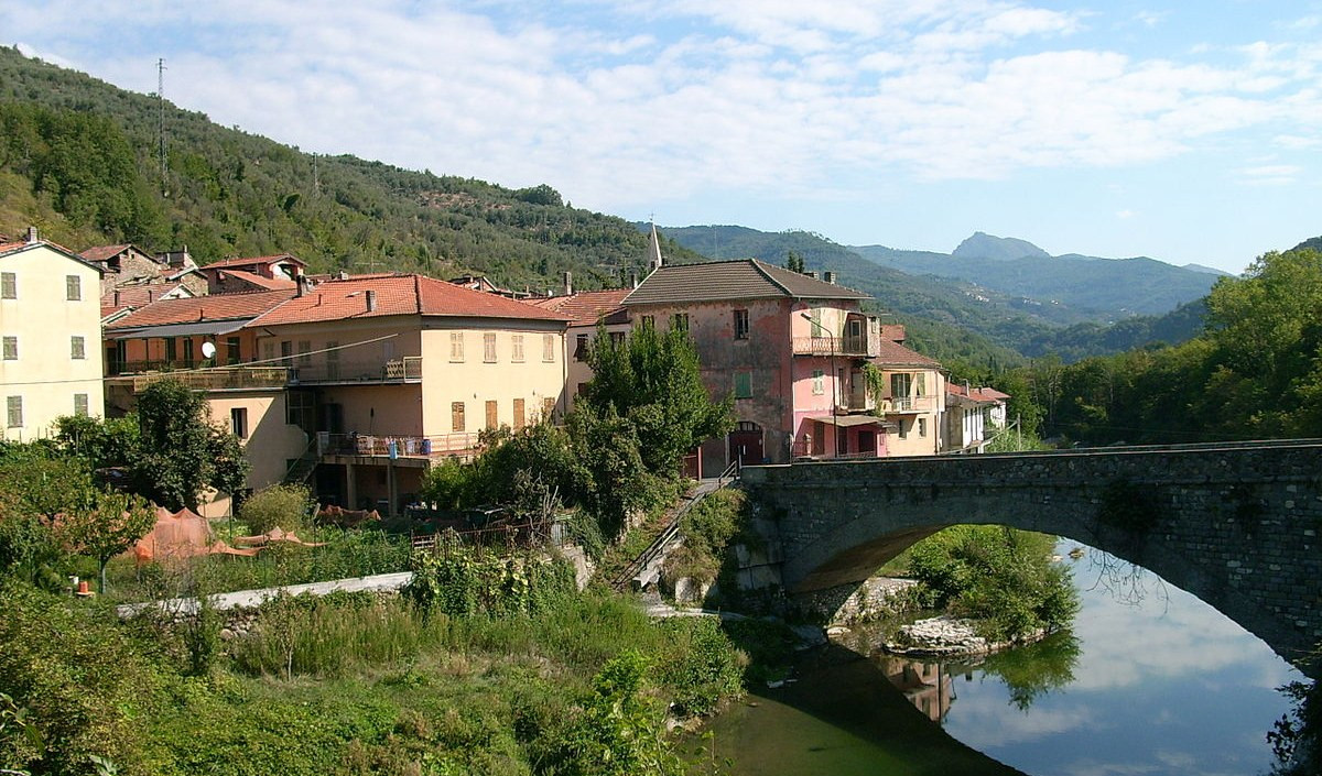 Siccità, turista tedesco riempie la sua piscina: paese senz'acqua