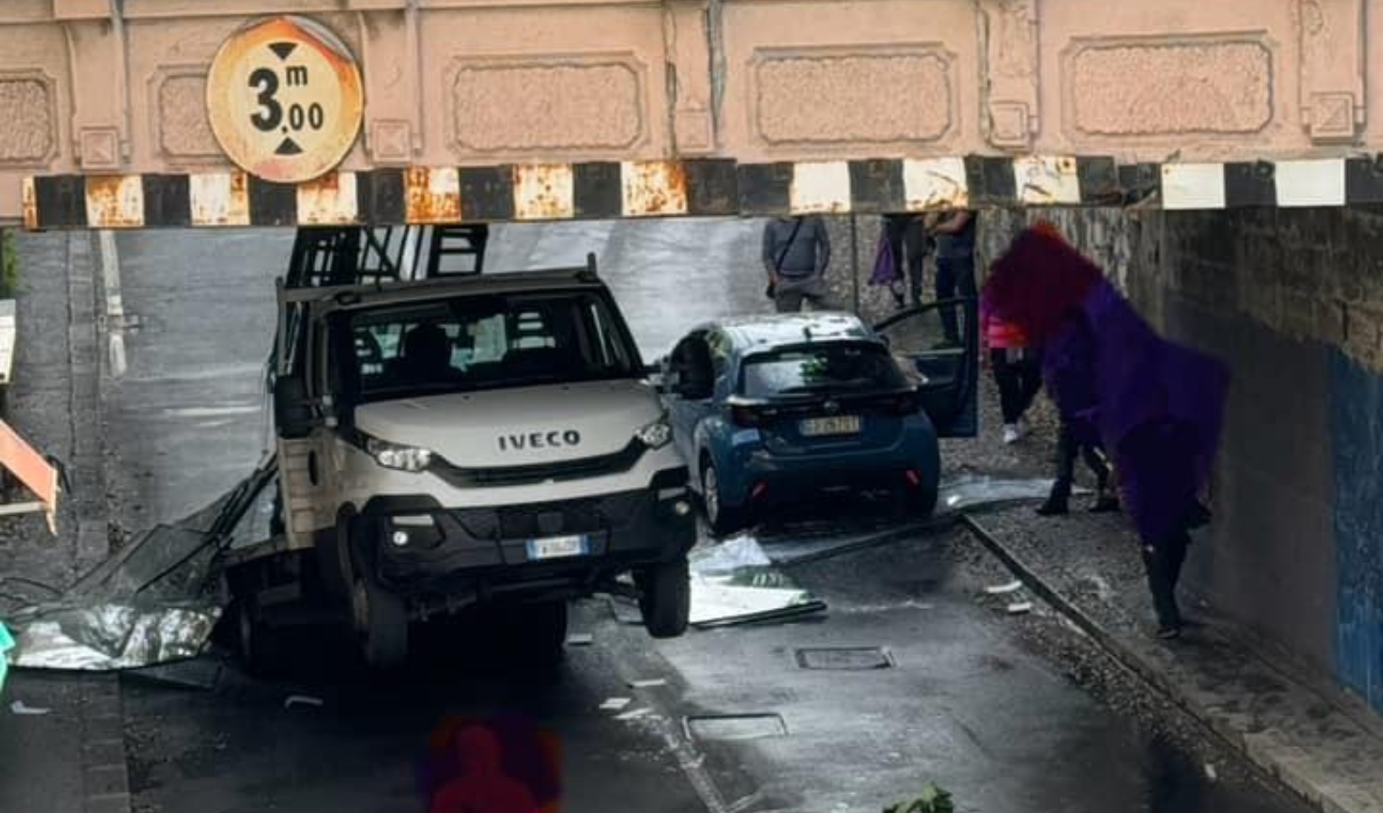 Genova, autocarro colpisce voltino: chiusa via Carrara