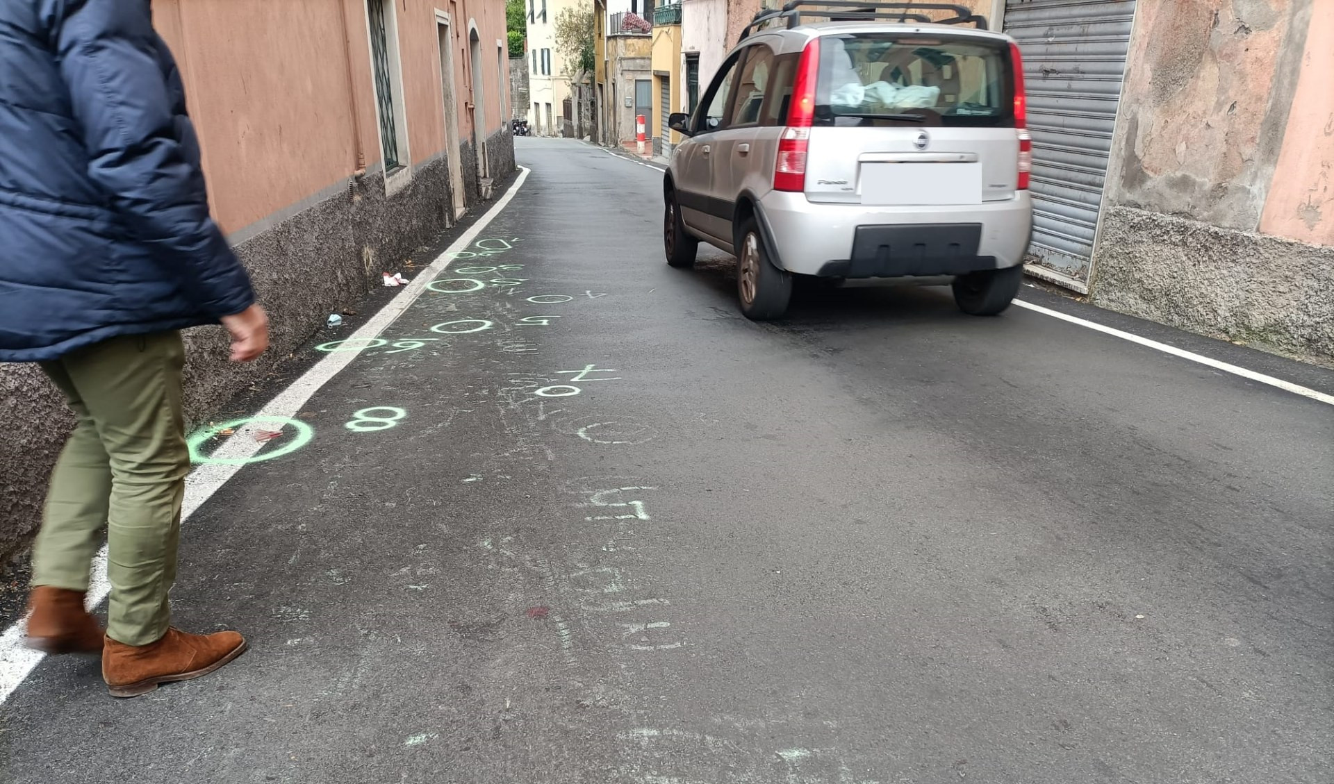  Genova, investe una donna con l'auto e fugge: la ferita è grave