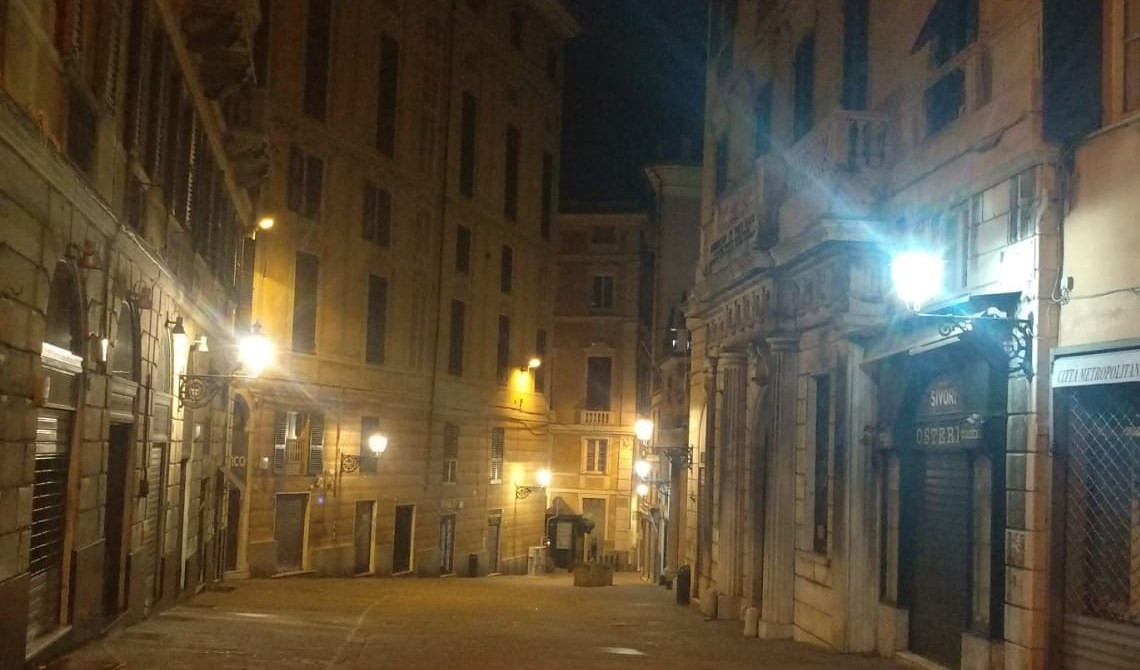 Genova, aggressione nella notte in via Cairoli: ferito 43enne