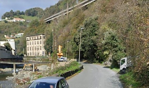 Genova, due tir incastrati a Voltri: chiusa per ore via delle Fabbriche