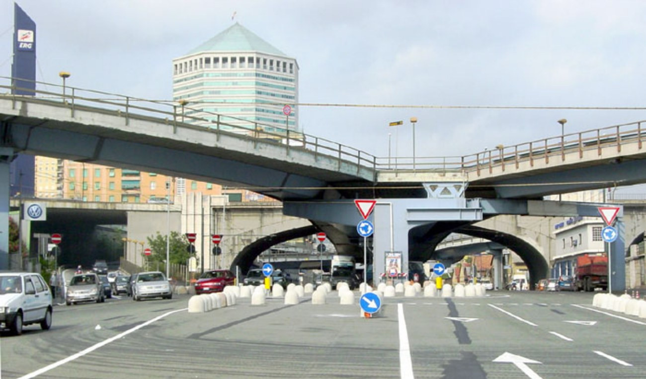 Genova, caduta calcinacci dall'elicoidale