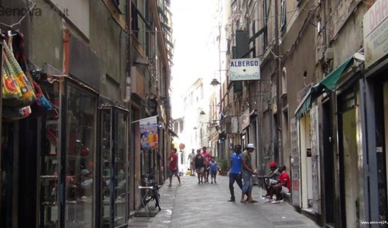 Genova, dipendenti irregolari: maxi multa per due negozi di via Prè