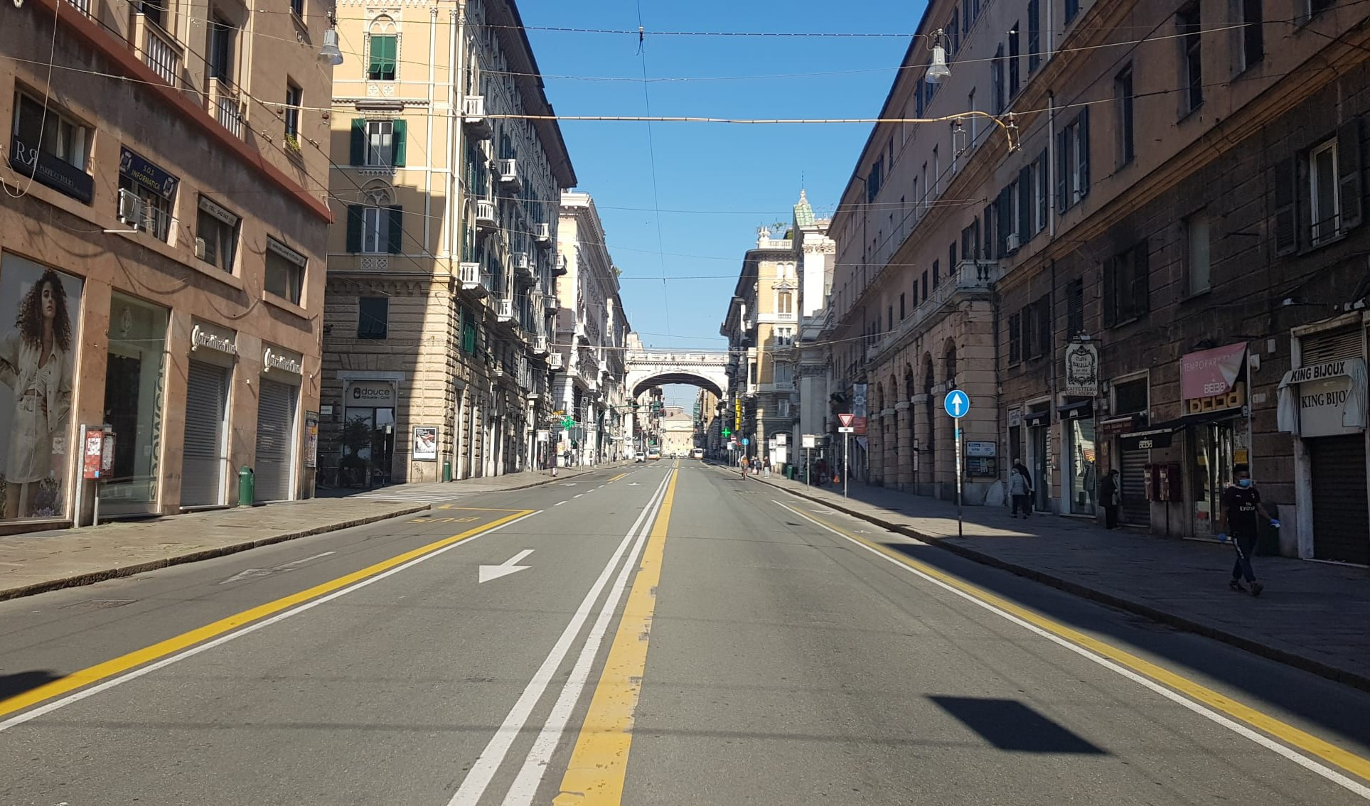 Genova, scontro auto-bici in via XX Settembre: grave ciclista