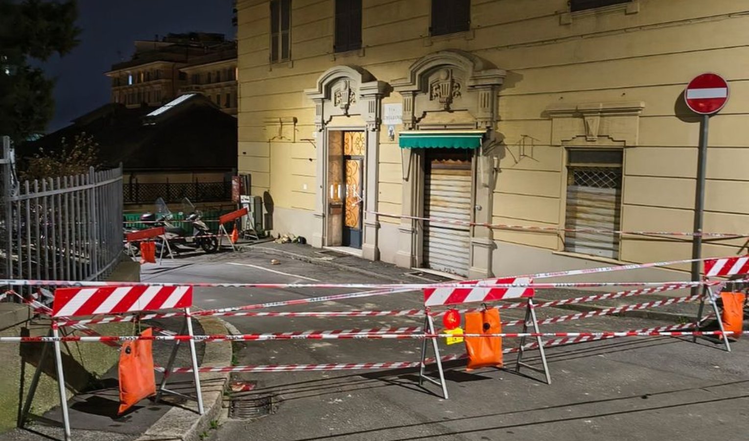 Cadono calcinacci da un palazzo, chiusa una parte di via Acquarone