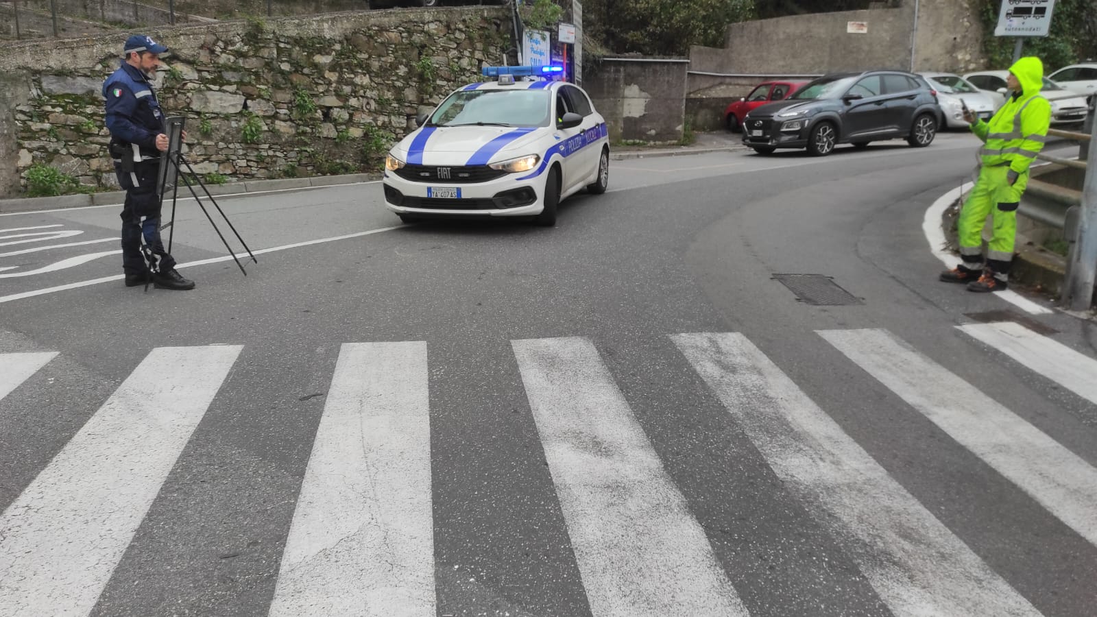 Autista pirata di via Fillak identificato e denunciato dalla polizia locale