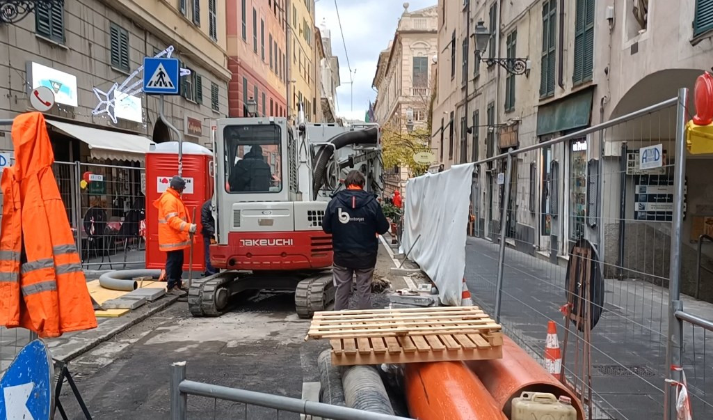 Genova, via Balbi chiusa: la rabbia dei commercianti