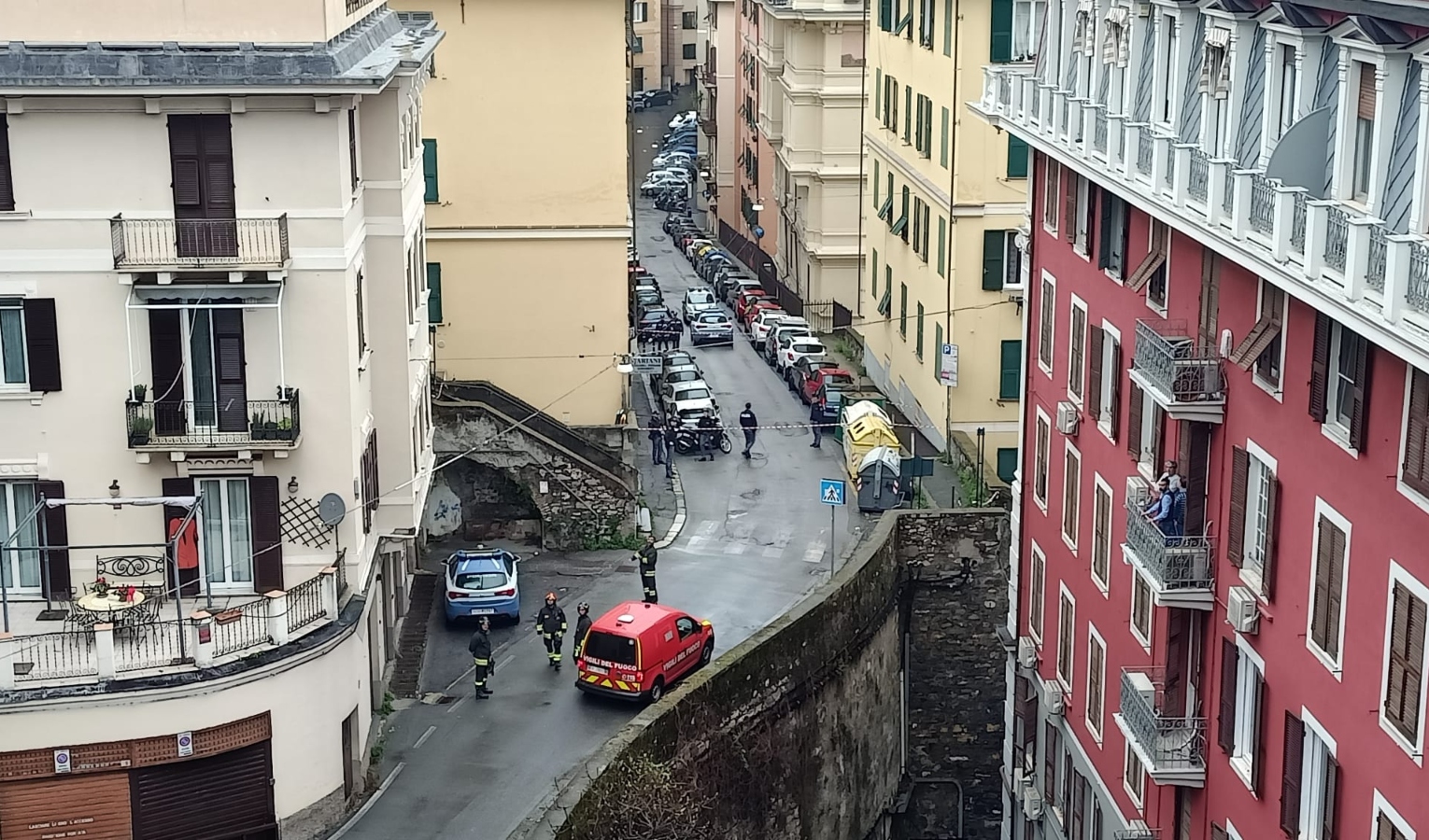 Sospetto ordigno in un cassonetto a Genova, chiusa via Banderali 