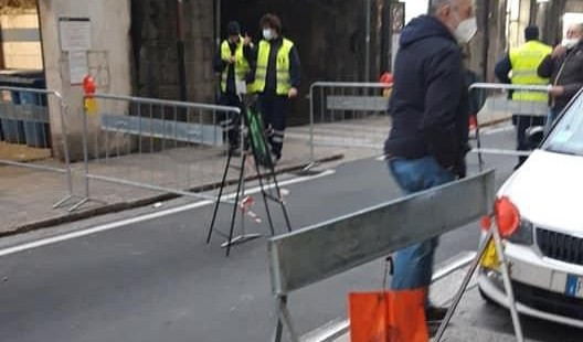 Genova, cede l'asfalto in via Buranello