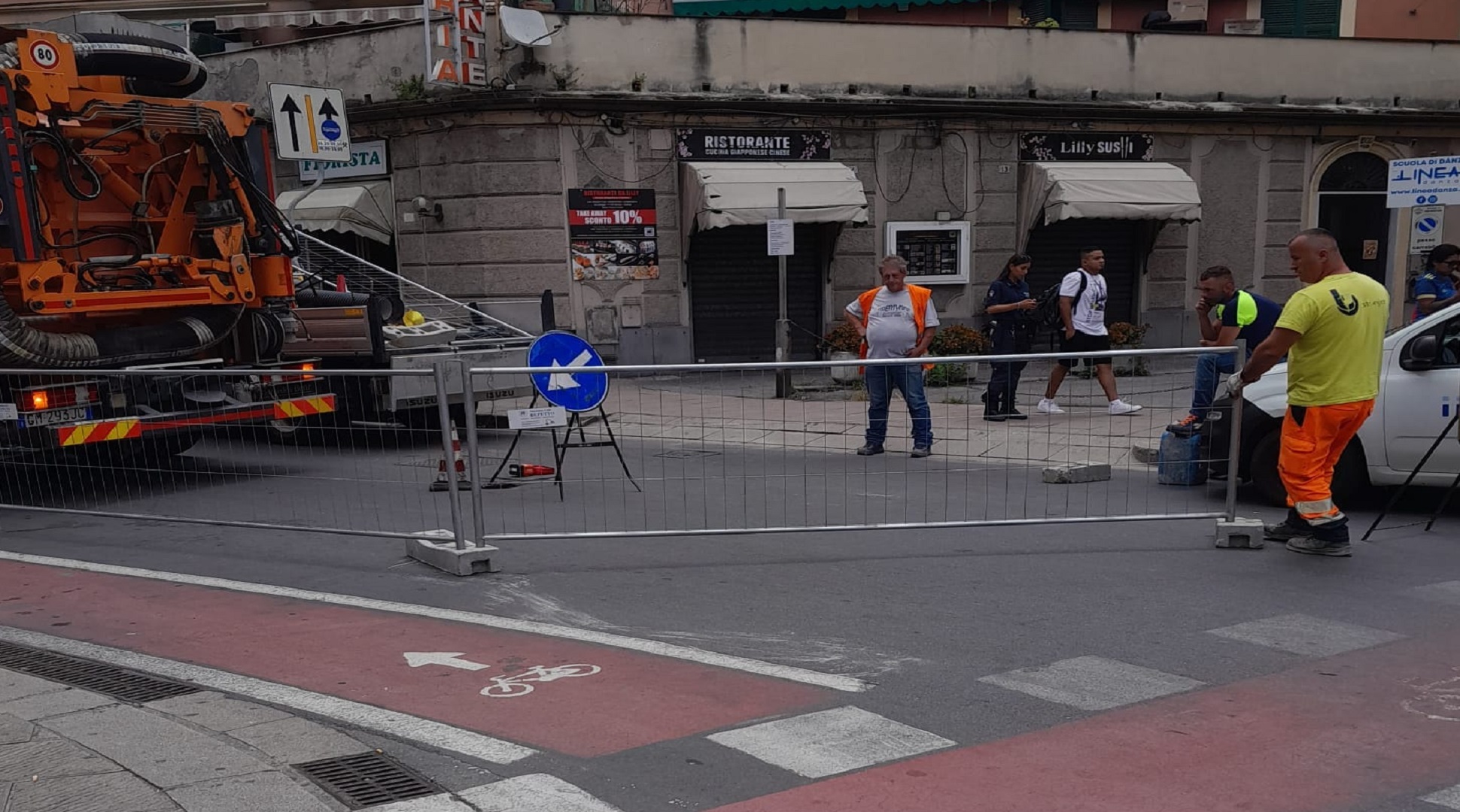 Genova: cede l'asfalto in via Canepari, strada riaperta
