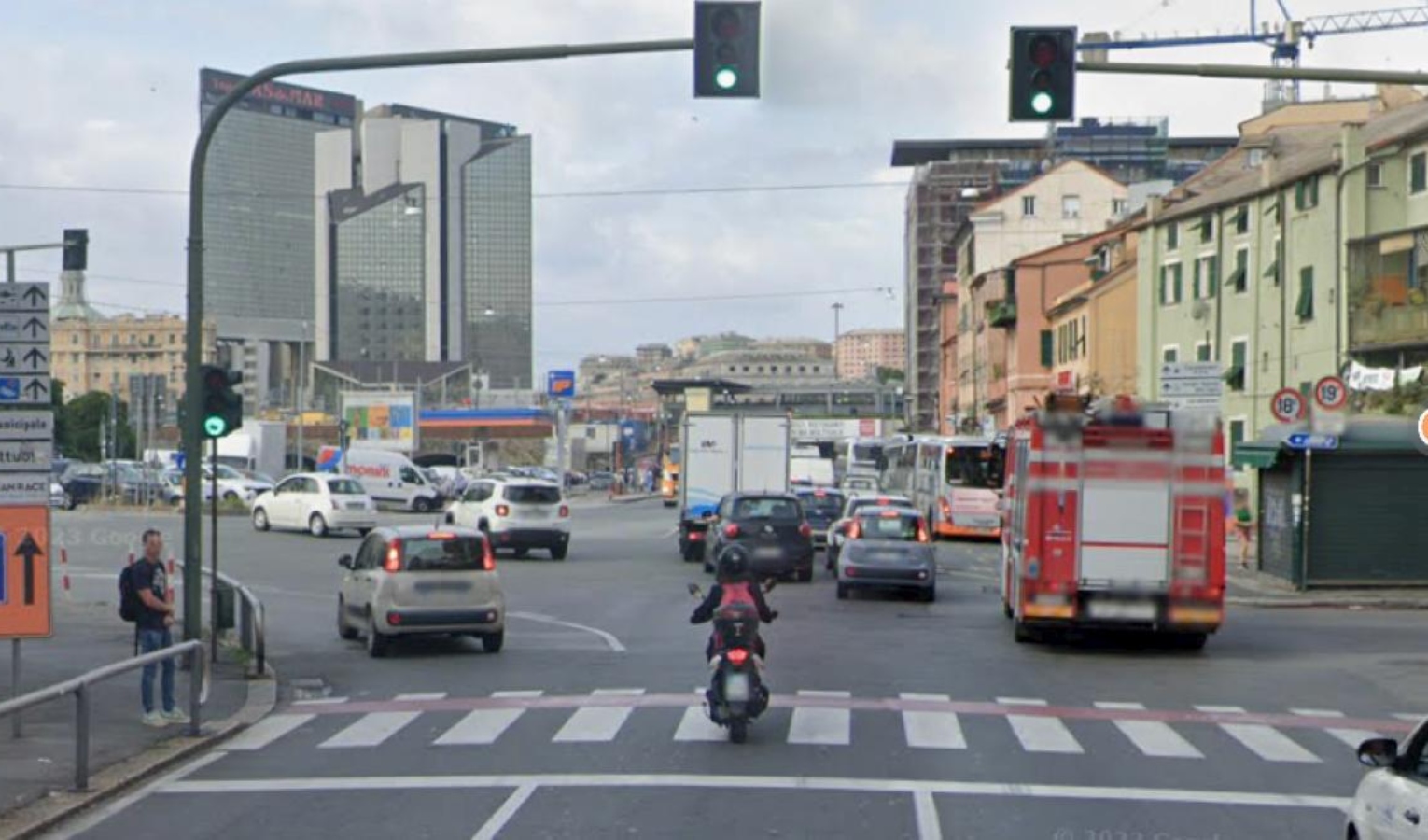 Genova, semafori intelligenti e mezzi fermi all'incrocio: 