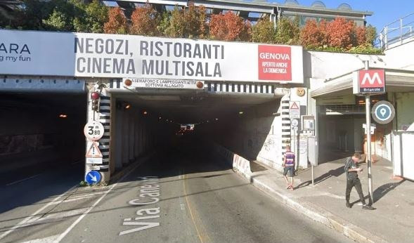 Genova, cade lamiera nel tunnel di via Canevari