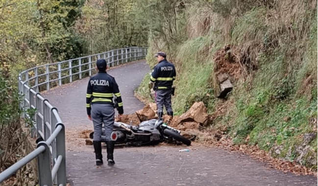 Rapallo, 19enne cade dallo scooter e muore forse a causa di una frana