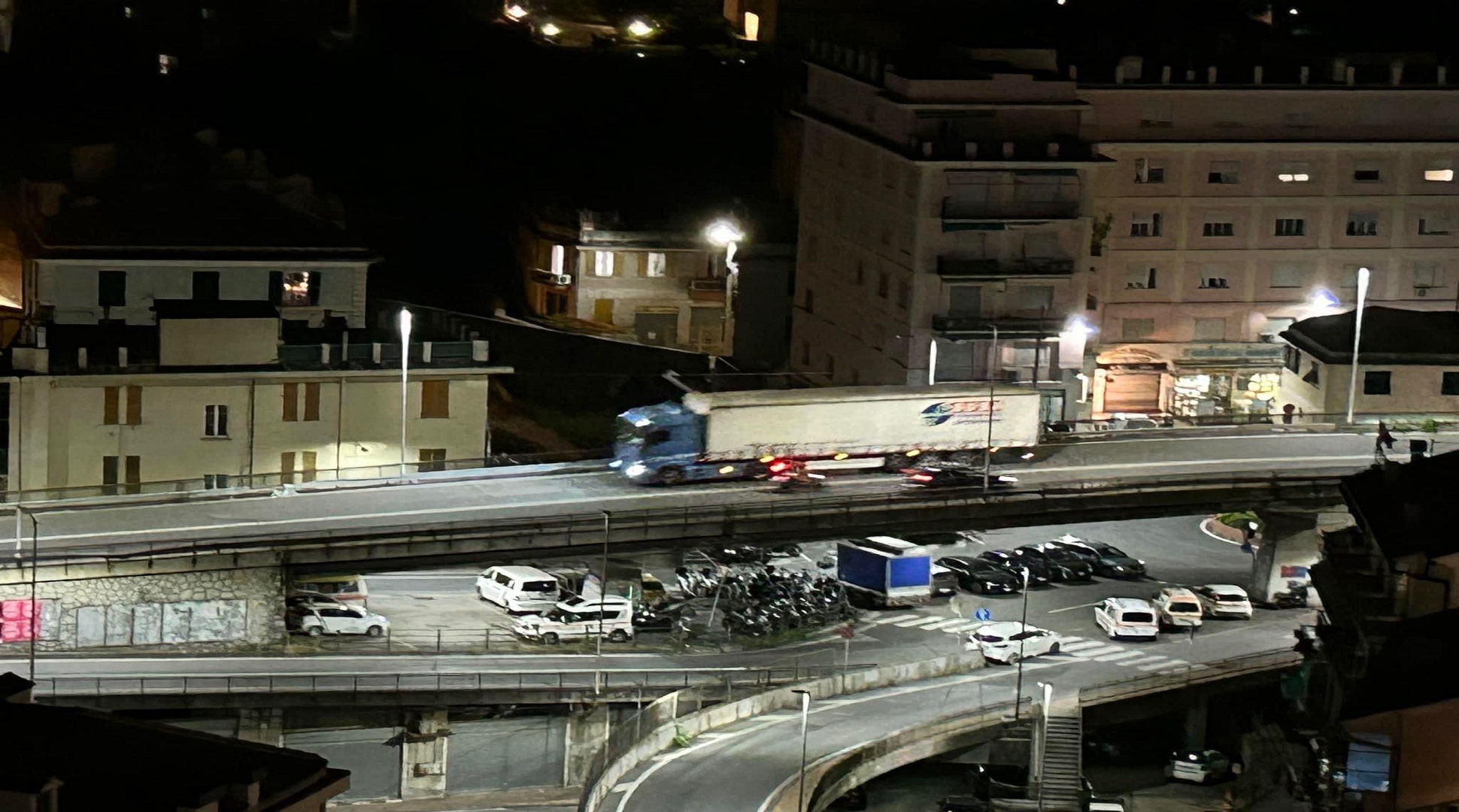 A12 chiusa di notte: decine di camion in via Somma, anche sul viadotto