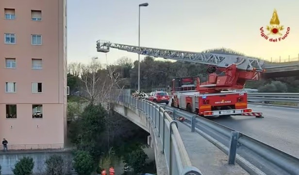 Ladro si butta da un viadotto per sfuggire alla polizia: grave 22enne