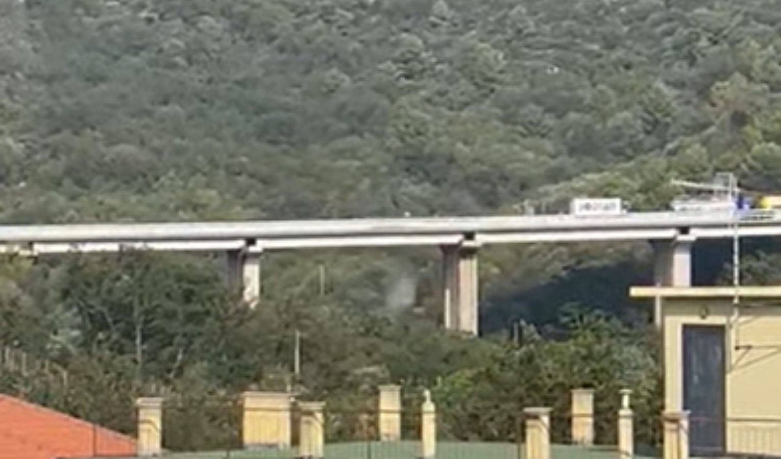 Detriti da viadotto a Ceriale, il video è virale ma sono lavori in un cantiere