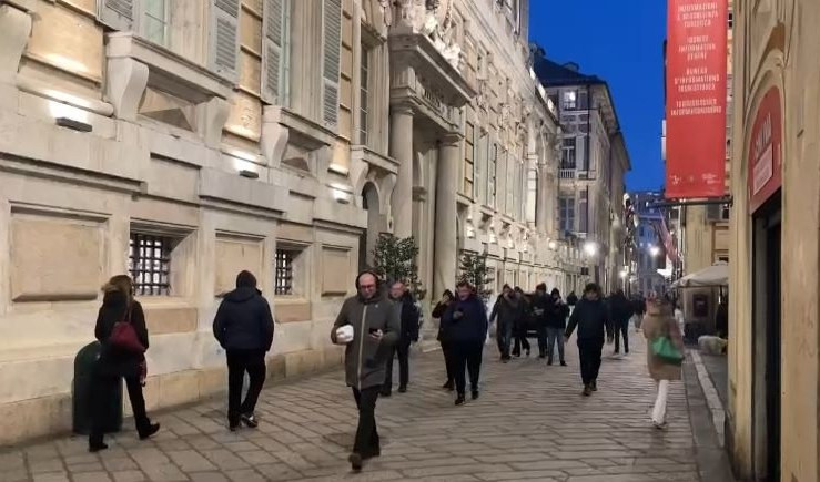 Genova, la musica di De Andrè incanta i passanti in via Garibaldi