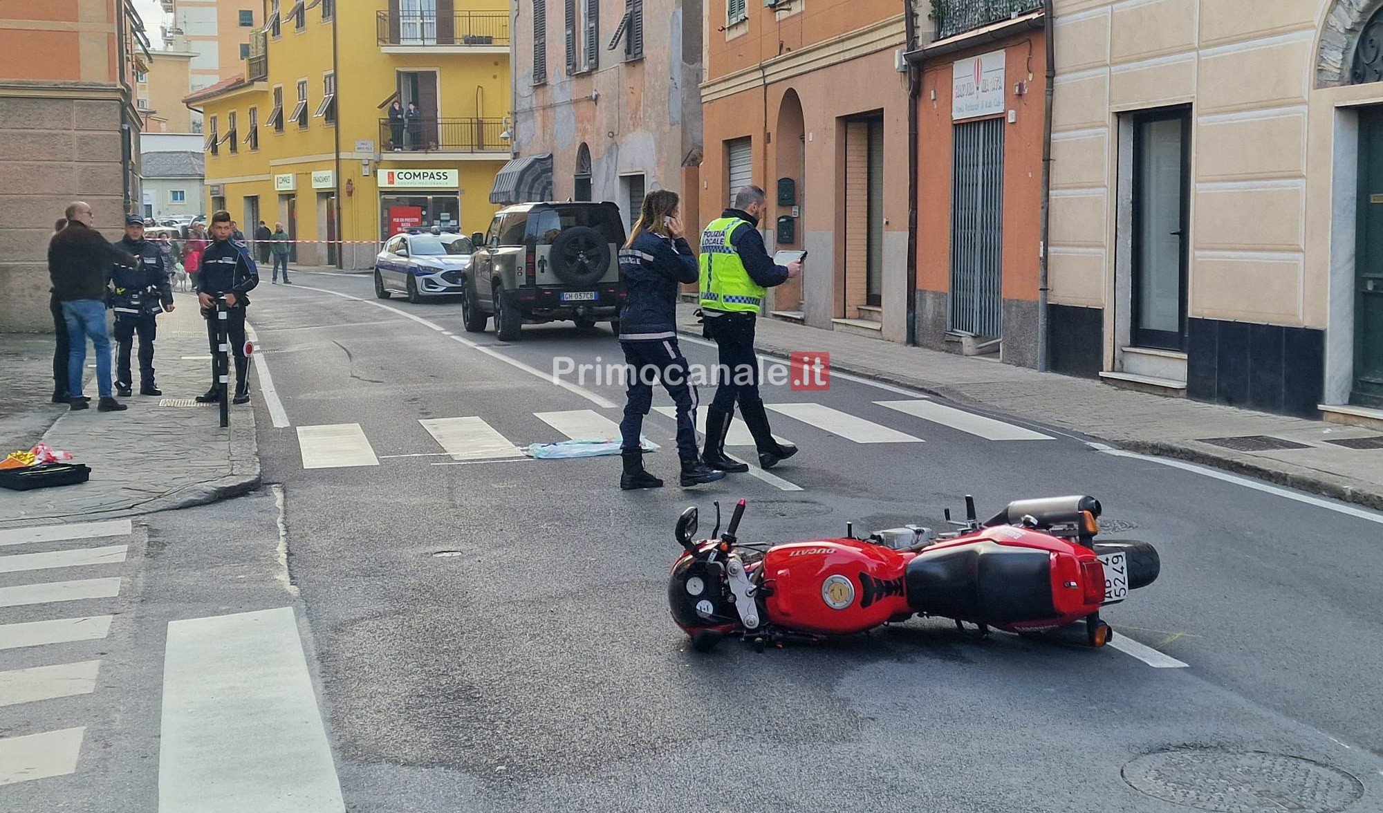 Perde il controllo della moto e viene investito, muore 73enne