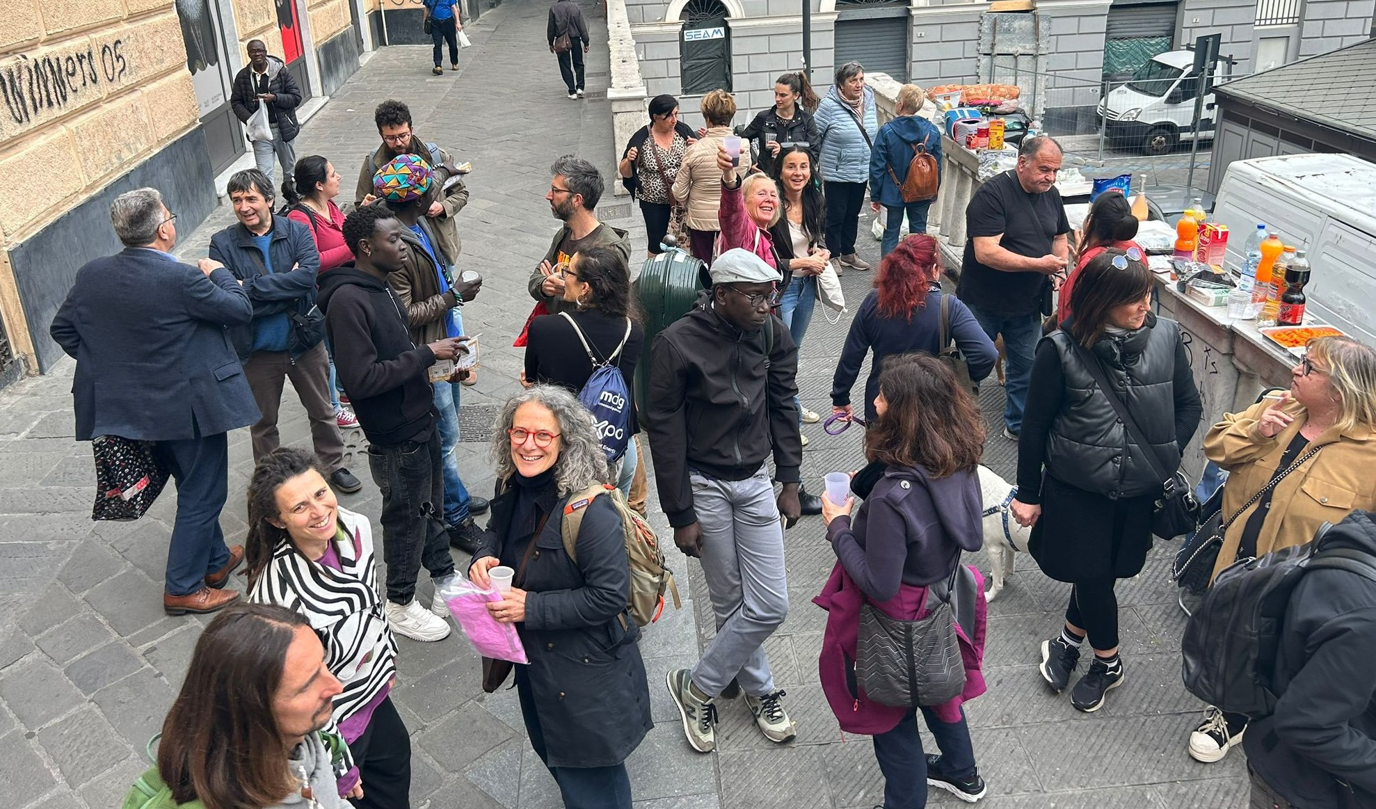 Genova, aperitivi in strada: così gli abitanti si riappropriano di Prè