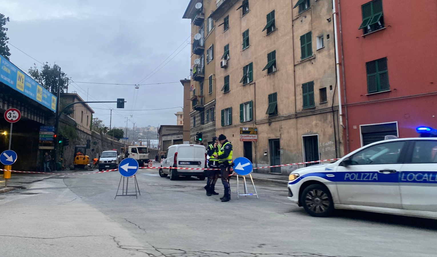  Genova, perdita d'acqua in via Reti: strada chiusa