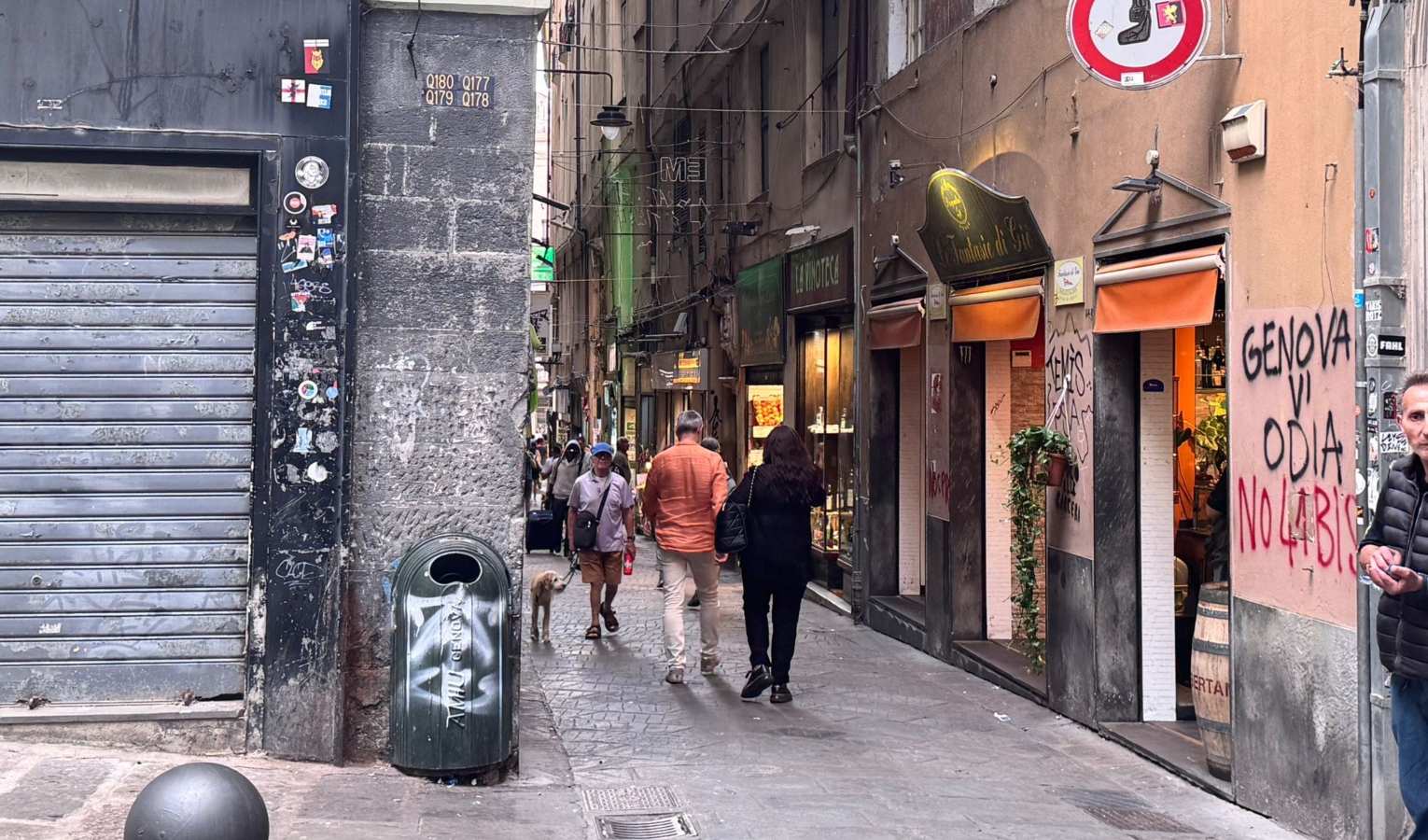 Via San Luca in mano agli spacciatori, i commercianti: 