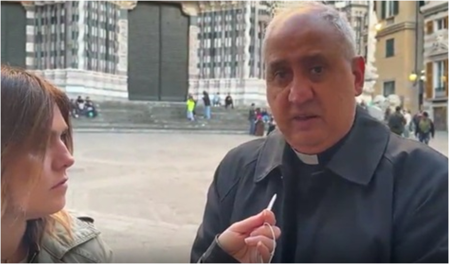 Mons. Doldi di fronte alla cattedrale San Lorenzo di Genova
