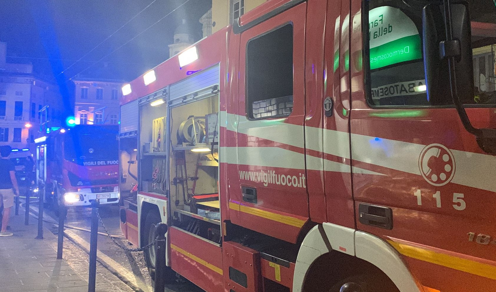 Genova: incendio in vico Croce Bianca, fiamme domate, gravi danni, nessun ferito