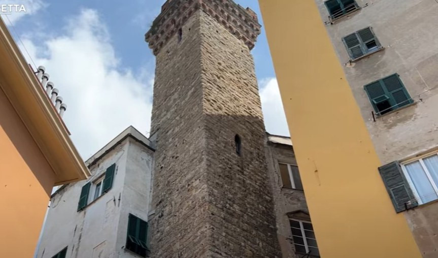 Una piazza con alcune case