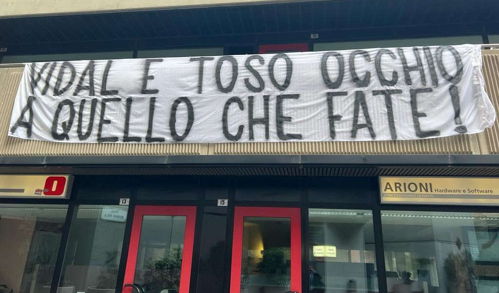Sampdoria, l'ora X: striscione di minacce a Vidal e Toso