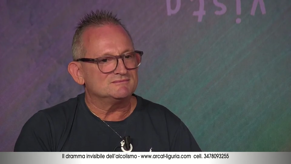 Per info club alcolisti in trattamento: www.arcat-liguria.com cell. 347-8093255 Uomo con occhiali in studio televisivo