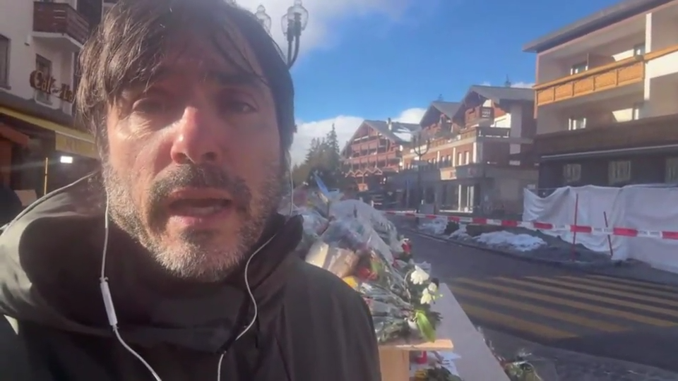 Roberto Scarcella davanti al memoriale a Crans Montana