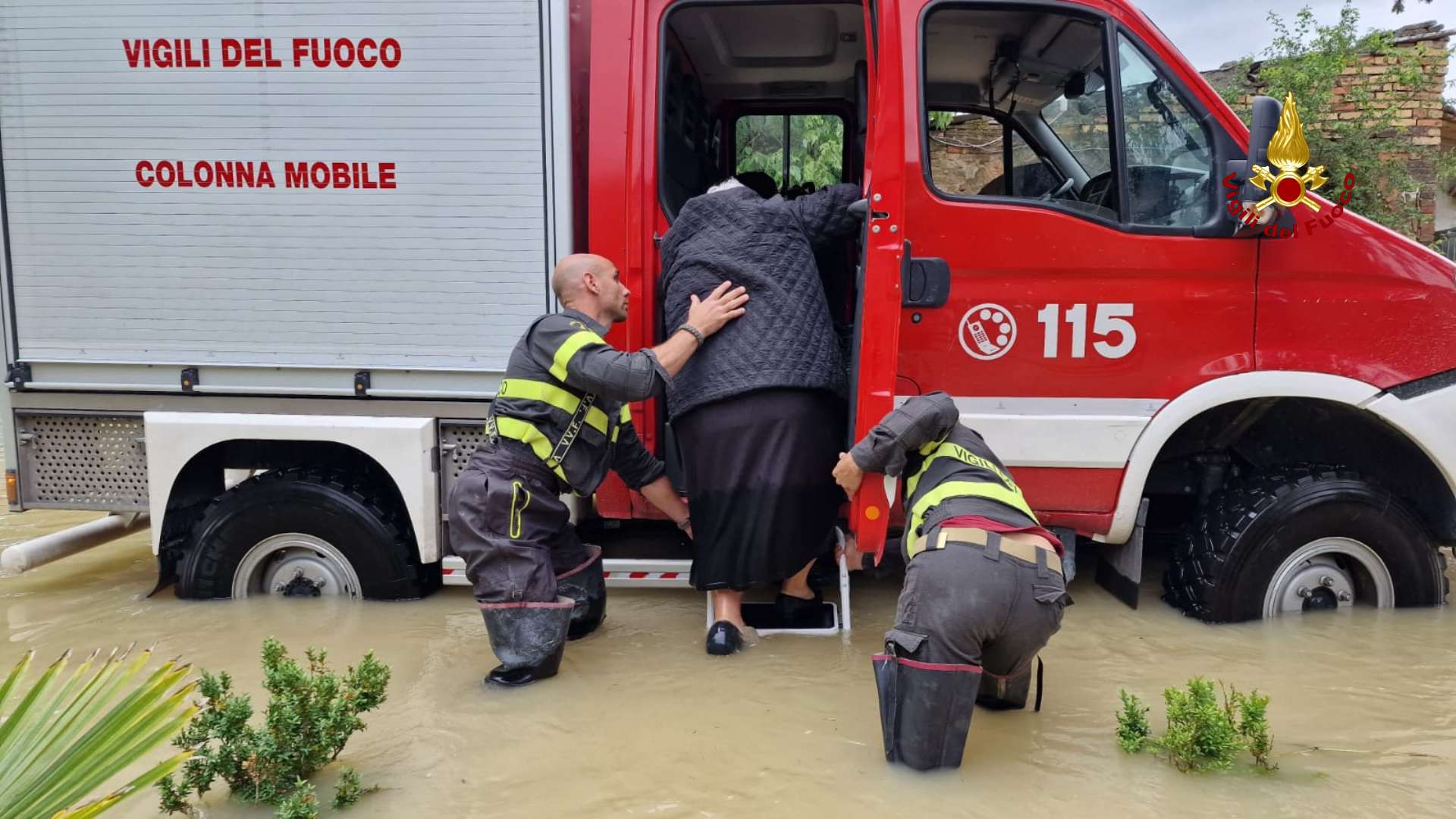 Maltempo in Emilia, i reparto volo dei pompieri della Liguria salva 13 persone