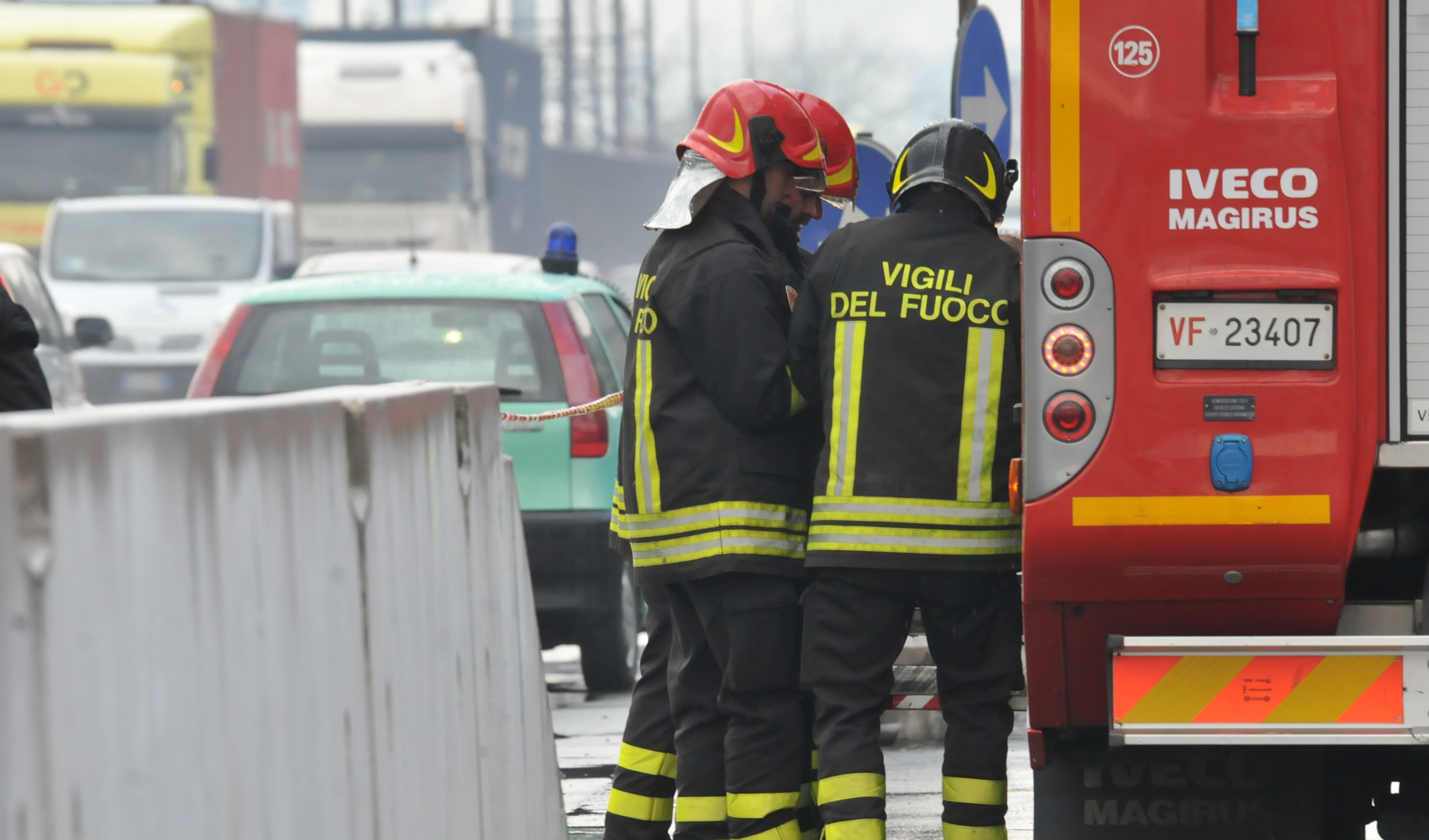Genova, mattina di caos per un autobus in fiamme in corso Europa
