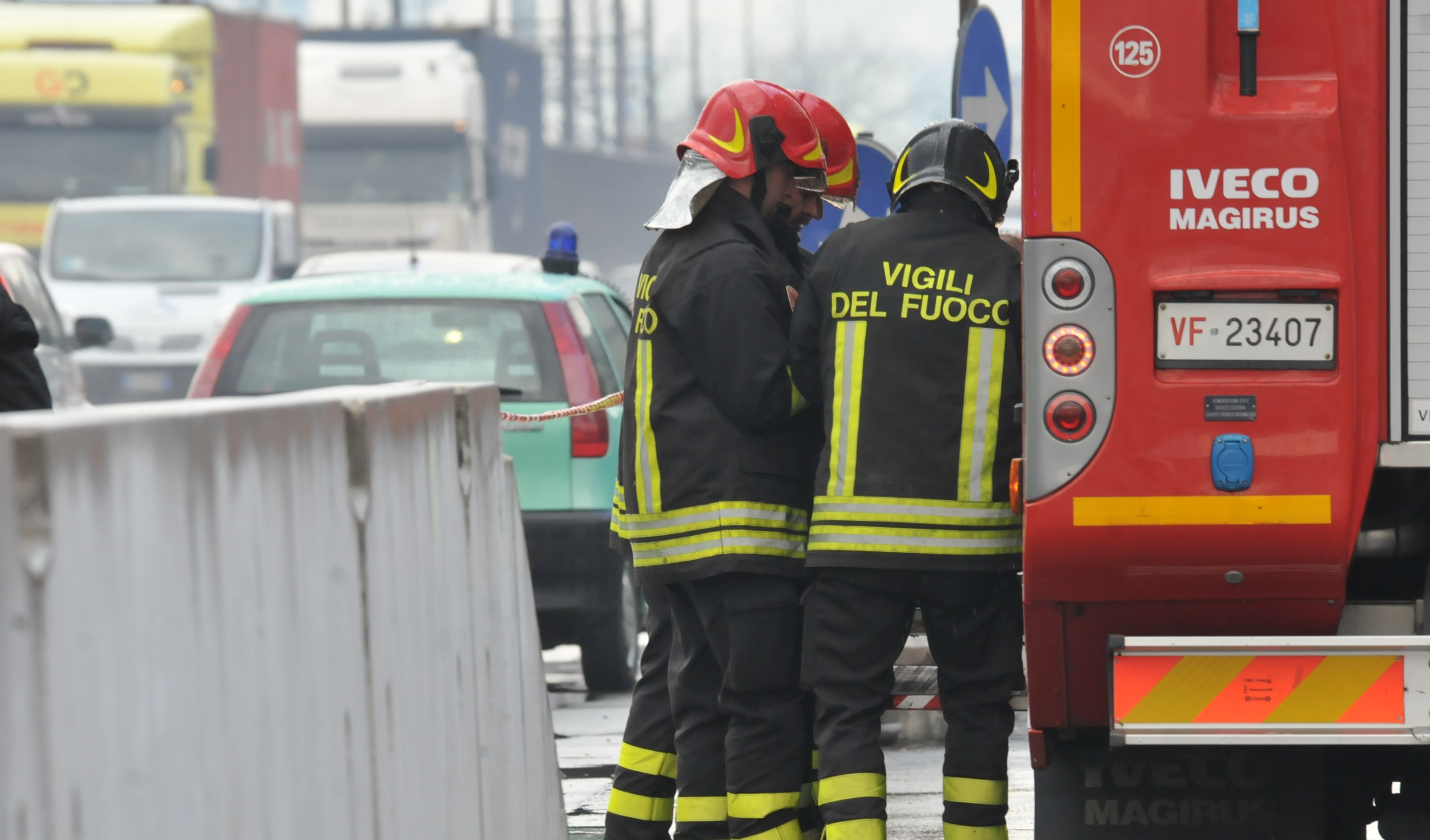 L'autostrada chiude e il camion straniero resta bloccato sulla provinciale