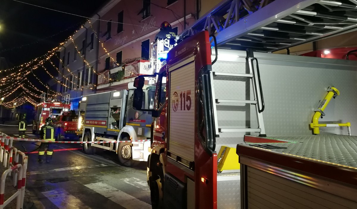 Fiamme nella notte in un magazzino, intervengono i vigili del fuoco